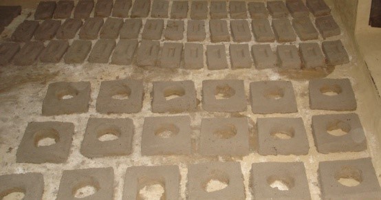 Rechteckige Ziegel, mit denen der Ofen gemauert wird, und quadratische Ziegel, aus denen der Schornstein entsteht.