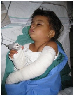 Kleinkind in einem Krankenhausbett
