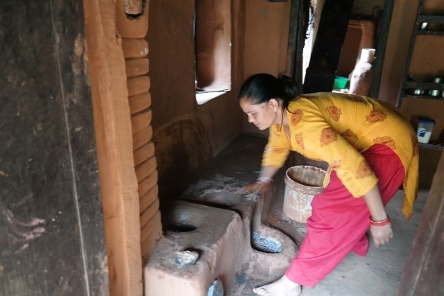 Manju Mahatara repariert einen Ofen in Bhagdulla, Pyuthan