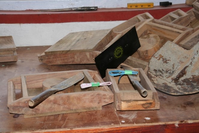 Lehmziegelformen und Werkzeuge